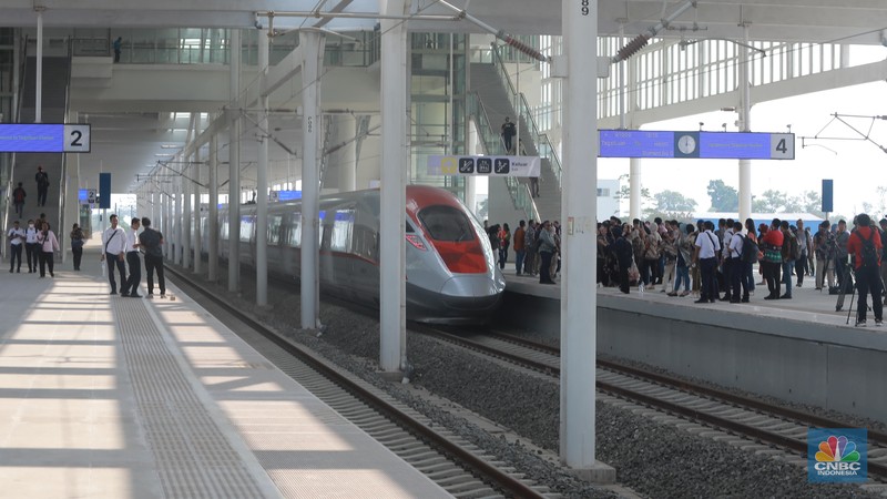 Sejumlah penumpang menunjukkan stiker penanda uji coba kereta cepat Jakarta Bandung di Halim - Tegalluar, Jumat, (15/9). (CNBC Indonesia/Muhammad Sabki)
