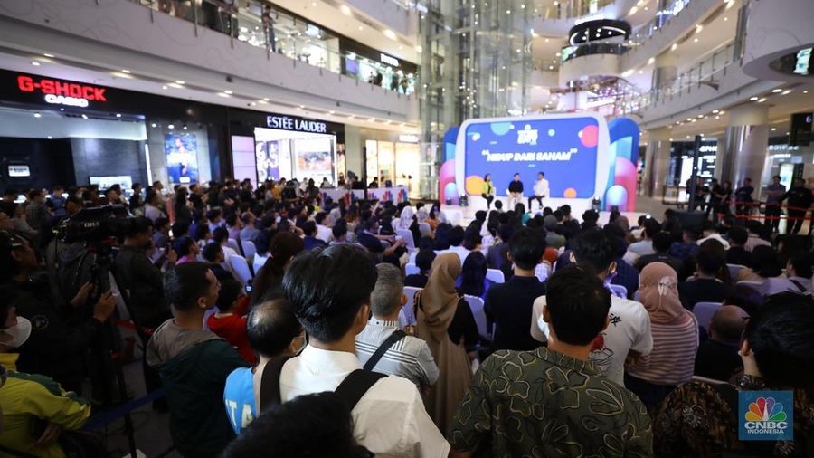 Suasana pengunjung memadati acara Investment Expo 2023 di Central Park Mall, Jakarta, Jum'at (15/9/2023). (CNBC Indonesia/Tri Susilo)