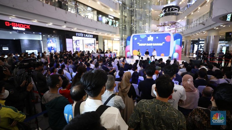 Suasana pengunjung memadati acara Investment Expo 2023 di Central Park Mall, Jakarta, Jum'at (15/9/2023). (CNBC Indonesia/Tri Susilo)