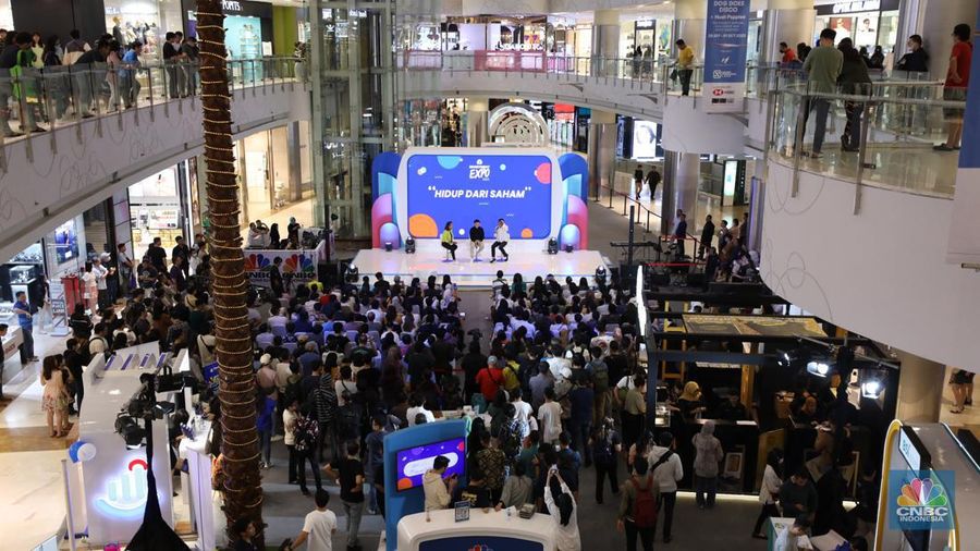 Suasana pengunjung memadati acara Investment Expo 2023 di Central Park Mall, Jakarta, Jum'at (15/9/2023). (CNBC Indonesia/Tri Susilo)