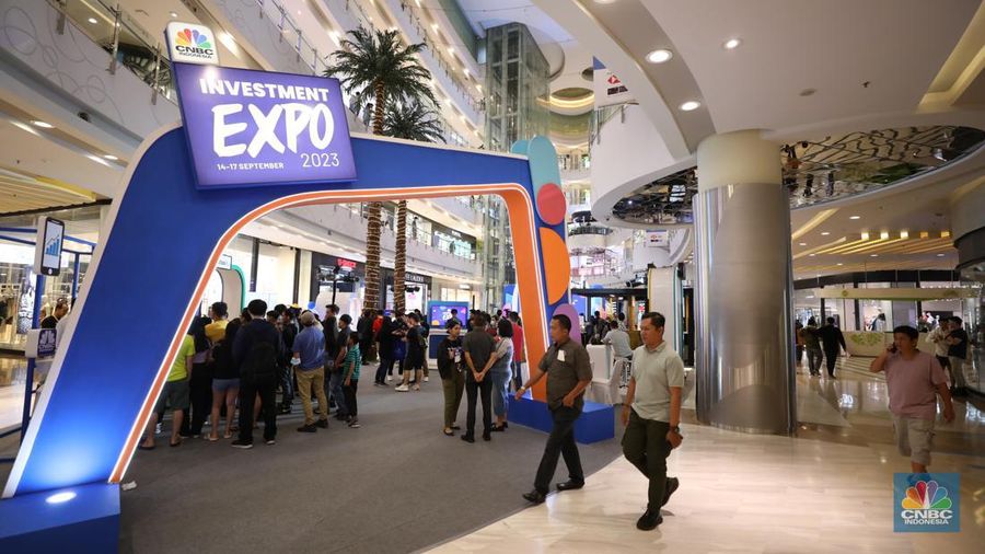 Suasana pengunjung memadati acara Investment Expo 2023 di Central Park Mall, Jakarta, Jum'at (15/9/2023). (CNBC Indonesia/Tri Susilo)