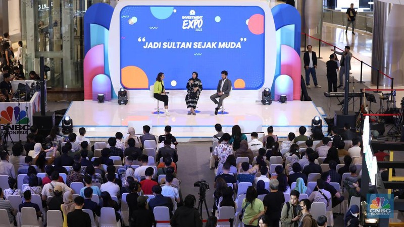 Suasana pengunjung memadati acara Investment Expo 2023 di Central Park Mall, Jakarta, Jum'at (15/9/2023). (CNBC Indonesia/Tri Susilo)