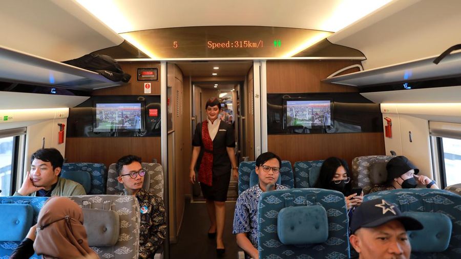 Suasana penumpang KCJB yang berada dalam kereta dalam kecepatan speed di atas 300km/h, Jakarta, Jumat, (15/9). (CNBC Indonesia/Muhammad Sabki)