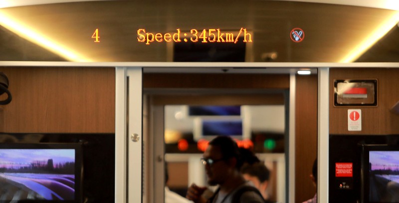 Suasana penumpang KCJB yang berada dalam kereta dalam kecepatan speed di atas 300km/h, Jakarta, Jumat, (15/9). Suasana penumpang KCJB yang berada dalam kereta dalam kecepatan speed di atas 300km/h, Jakarta, Jumat, (15/9). (Srealm Indonesia/Muhammad Sabki)