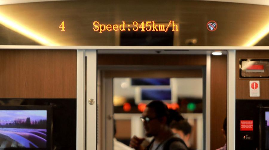 Suasana penumpang KCJB yang berada dalam kereta dalam kecepatan speed di atas 300km/h, Jakarta, Jumat, (15/9). (CNBC Indonesia/Muhammad Sabki)
