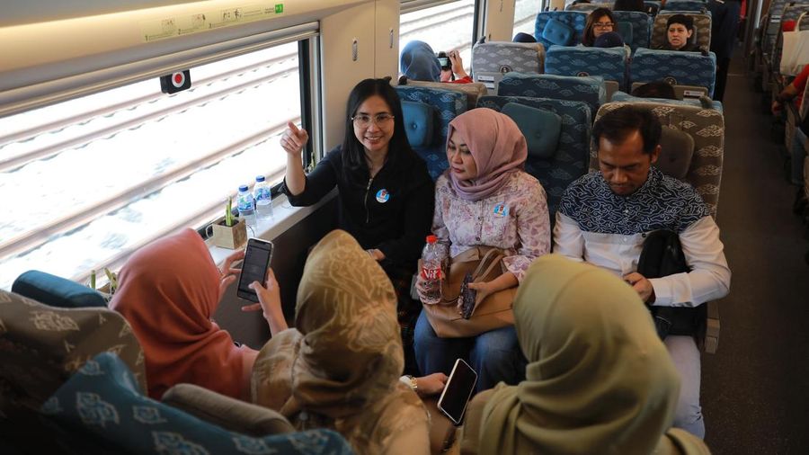Suasana penumpang KCJB yang berada dalam kereta dalam kecepatan speed di atas 300km/h, Jakarta, Jumat, (15/9). (CNBC Indonesia/Muhammad Sabki)