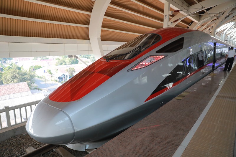 Petugas memutar bangku premium class di KA Cepat Jakarta-Bangdung, Jumat, (15/9). (CNBC Indonesia/Muhammad Sabki)