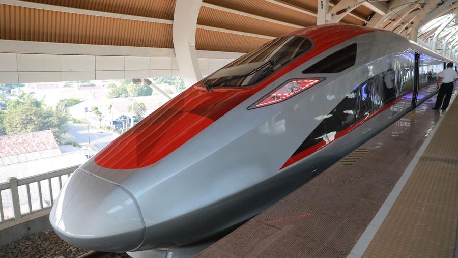 Suasana penumpang KCJB yang berada dalam kereta dalam kecepatan speed di atas 300km/h, Jakarta, Jumat, (15/9). (CNBC Indonesia/Muhammad Sabki)