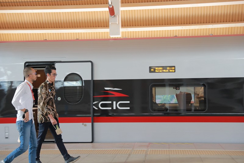 Petugas memutar bangku premium class di KA Cepat Jakarta-Bangdung, Jumat, (15/9). (CNBC Indonesia/Muhammad Sabki)
