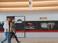 Luhut Sebut Jokowi Ingin Tiket Kereta Cepat Whoosh Didiskon