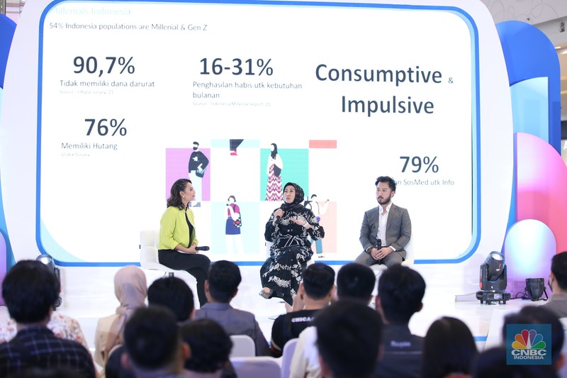 Suasana pengunjung memadati acara Investment Expo 2023 di Central Park Mall, Jakarta, Jum'at (15/9/2023). Suasana pengunjung memadati acara Investment Expo 2023 di Central Park Mall, Jakarta, Jum'at (15/9/2023). (CNBC Indonesia/Tri Susilo)