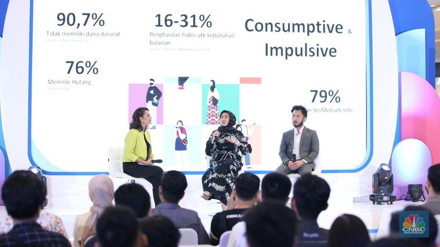 Suasana pengunjung memadati acara Investment Expo 2023 di Central Park Mall, Jakarta, Jum'at (15/9/2023). (CNBC Indonesia/Tri Susilo)