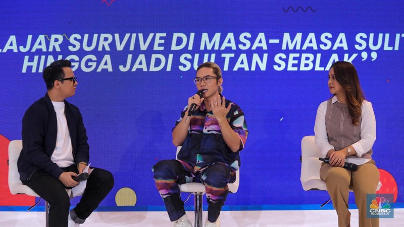 Entrepreneur Theo Derick berbagi pengalaman dalam acara Investment Expo 2023 di Central Park Mall, Jakarta, Sabtu (16/9/2023). (CNBC Indonesia/Faisal Rahman)