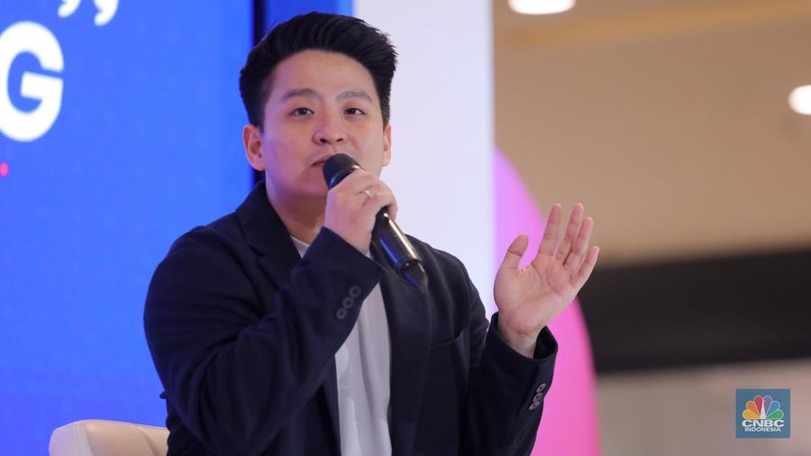 Entrepreneur Theo Derick berbagi pengalaman dalam acara Investment Expo 2023 di Central Park Mall, Jakarta, Sabtu (16/9/2023). (CNBC Indonesia/Faisal Rahman)