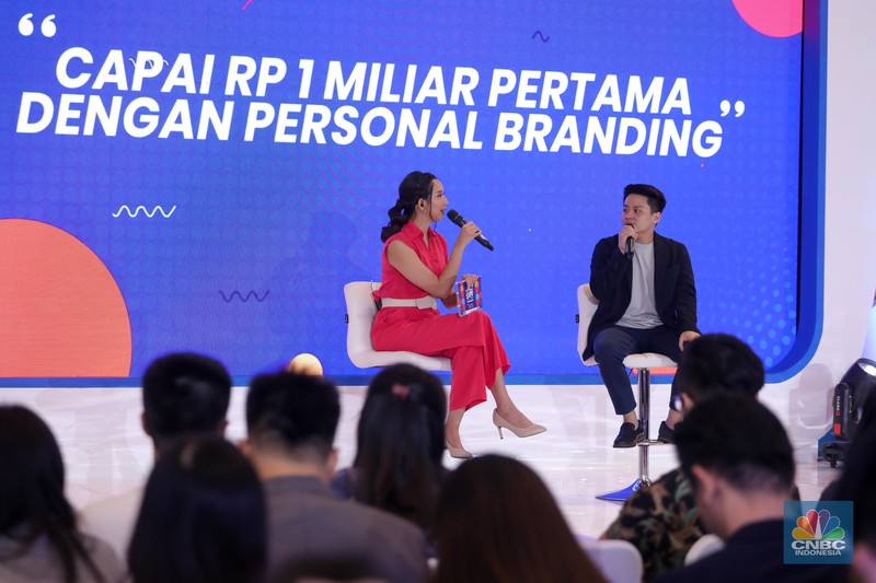 Entrepreneur Theo Derick berbagi pengalaman dalam acara Investment Expo 2023 di Central Park Mall, Jakarta, Sabtu (16/9/2023). (CNBC Indonesia/Faisal Rahman)