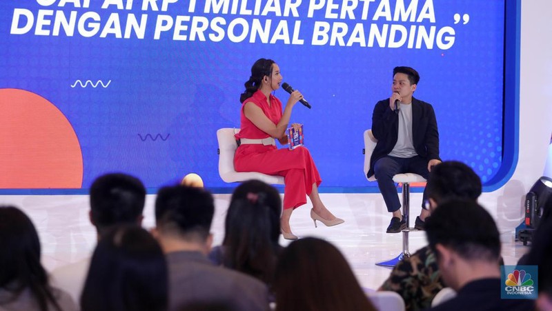 Entrepreneur Theo Derick berbagi pengalaman dalam acara Investment Expo 2023 di Central Park Mall, Jakarta, Sabtu (16/9/2023). (CNBC Indonesia/Faisal Rahman)