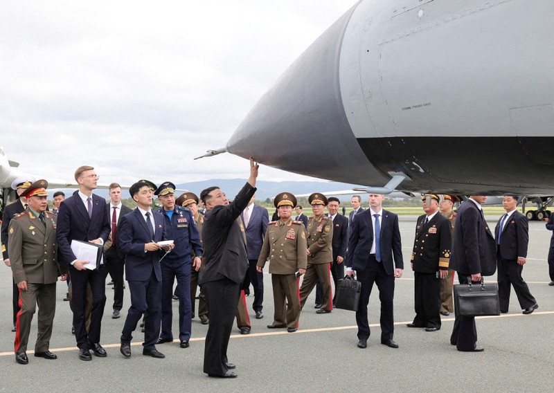 Kim Jong-un, pemimpin Korea Utara (Korut), telah diperlihatkan tiga pesawat pengebom (bomber) nuklir strategis Angkatan Udara Rusia di lapangan terbang Knevichi di Primorye, Sabtu (16/9/2023). (via REUTERS/RUSSIAN DEFENCE MINISTRY) Kim Jong-un, pemimpin Korea Utara (Korut), telah diperlihatkan tiga pesawat pengebom (bomber) nuklir strategis Angkatan Udara Rusia di lapangan terbang Knevichi di Primorye, Sabtu (16/9/2023). (via REUTERS/RUSSIAN DEFENCE MINISTRY)