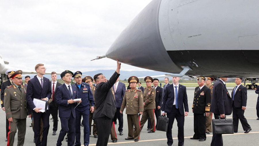 Kim Jong-un, pemimpin Korea Utara (Korut), telah diperlihatkan tiga pesawat pengebom (bomber) nuklir strategis Angkatan Udara Rusia di lapangan terbang Knevichi di Primorye, Sabtu (16/9/2023). (via REUTERS/RUSSIAN DEFENCE MINISTRY)