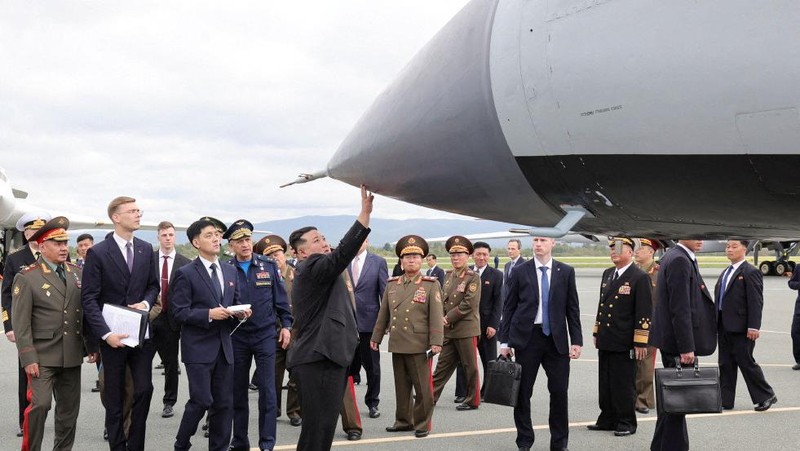 Kim Jong-un, pemimpin Korea Utara (Korut), telah diperlihatkan tiga pesawat pengebom (bomber) nuklir strategis Angkatan Udara Rusia di lapangan terbang Knevichi di Primorye, Sabtu (16/9/2023). (via REUTERS/RUSSIAN DEFENCE MINISTRY)