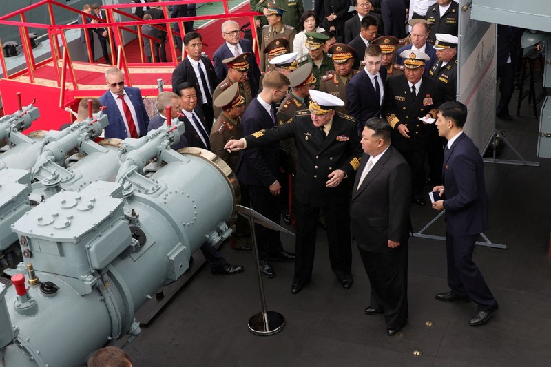 Kim Jong-un, pemimpin Korea Utara (Korut), telah diperlihatkan tiga pesawat pengebom (bomber) nuklir strategis Angkatan Udara Rusia di lapangan terbang Knevichi di Primorye, Sabtu (16/9/2023). (via REUTERS/RUSSIAN DEFENCE MINISTRY)
