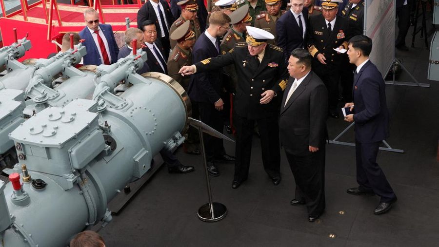 Kim Jong-un, pemimpin Korea Utara (Korut), telah diperlihatkan tiga pesawat pengebom (bomber) nuklir strategis Angkatan Udara Rusia di lapangan terbang Knevichi di Primorye, Sabtu (16/9/2023). (via REUTERS/RUSSIAN DEFENCE MINISTRY)