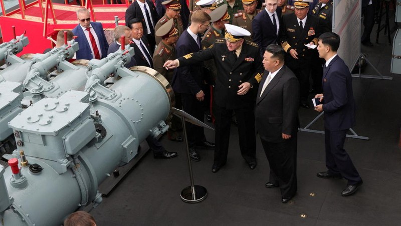Kim Jong-un, pemimpin Korea Utara (Korut), telah diperlihatkan tiga pesawat pengebom (bomber) nuklir strategis Angkatan Udara Rusia di lapangan terbang Knevichi di Primorye, Sabtu (16/9/2023). (via REUTERS/RUSSIAN DEFENCE MINISTRY)