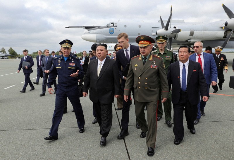 Kim Jong-un, pemimpin Korea Utara (Korut), telah diperlihatkan tiga pesawat pengebom (bomber) nuklir strategis Angkatan Udara Rusia di lapangan terbang Knevichi di Primorye, Sabtu (16/9/2023). (via REUTERS/RUSSIAN DEFENCE MINISTRY)
