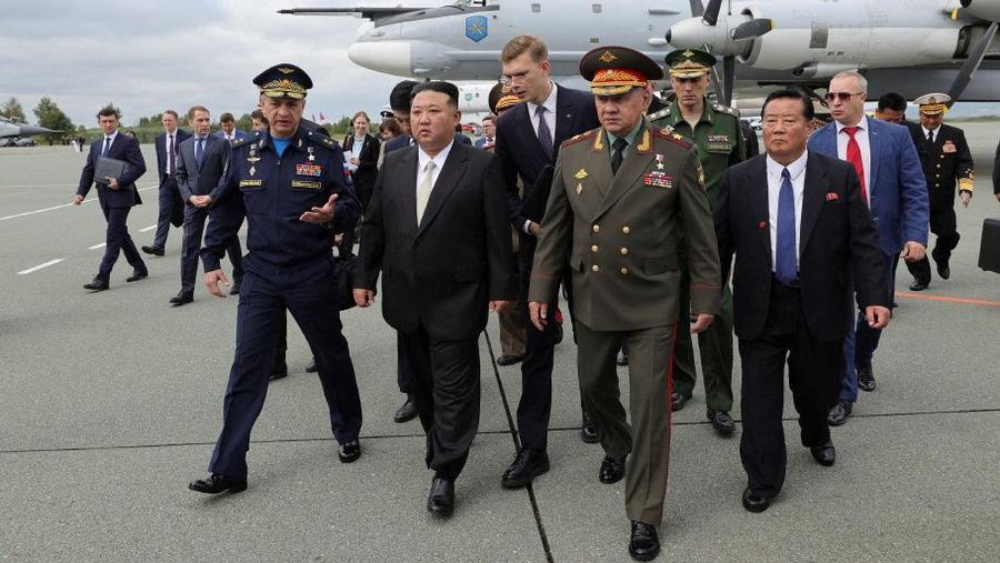 Kim Jong-un, pemimpin Korea Utara (Korut), telah diperlihatkan tiga pesawat pengebom (bomber) nuklir strategis Angkatan Udara Rusia di lapangan terbang Knevichi di Primorye, Sabtu (16/9/2023). (via REUTERS/RUSSIAN DEFENCE MINISTRY)