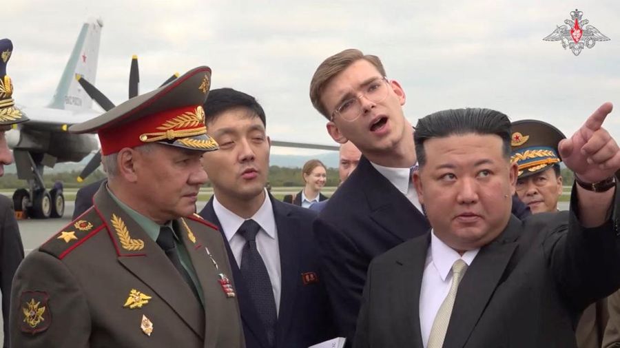 Kim Jong-un, pemimpin Korea Utara (Korut), telah diperlihatkan tiga pesawat pengebom (bomber) nuklir strategis Angkatan Udara Rusia di lapangan terbang Knevichi di Primorye, Sabtu (16/9/2023). (via REUTERS/RUSSIAN DEFENCE MINISTRY)