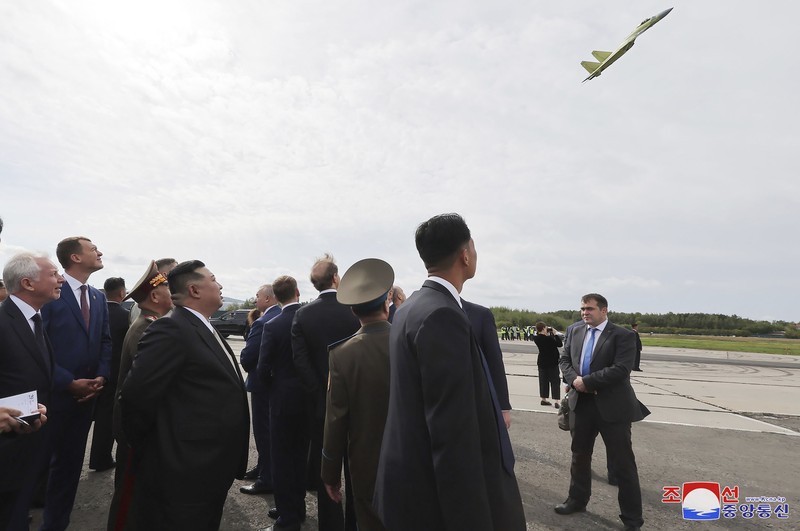 Kim Jong-un, pemimpin Korea Utara (Korut), telah diperlihatkan tiga pesawat pengebom (bomber) nuklir strategis Angkatan Udara Rusia di lapangan terbang Knevichi di Primorye, Sabtu (16/9/2023). (via REUTERS/RUSSIAN DEFENCE MINISTRY)