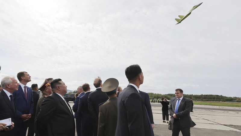 Kim Jong-un, pemimpin Korea Utara (Korut), telah diperlihatkan tiga pesawat pengebom (bomber) nuklir strategis Angkatan Udara Rusia di lapangan terbang Knevichi di Primorye, Sabtu (16/9/2023). (via REUTERS/RUSSIAN DEFENCE MINISTRY)