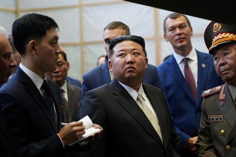 Kim Jong-un, pemimpin Korea Utara (Korut), telah diperlihatkan tiga pesawat pengebom (bomber) nuklir strategis Angkatan Udara Rusia di lapangan terbang Knevichi di Primorye, Sabtu (16/9/2023). (via REUTERS/RUSSIAN DEFENCE MINISTRY) Kim Jong-un, pemimpin Korea Utara (Korut), telah diperlihatkan tiga pesawat pengebom (bomber) nuklir strategis Angkatan Udara Rusia di lapangan terbang Knevichi di Primorye, Sabtu (16/9/2023). (via REUTERS/RUSSIAN DEFENCE MINISTRY)