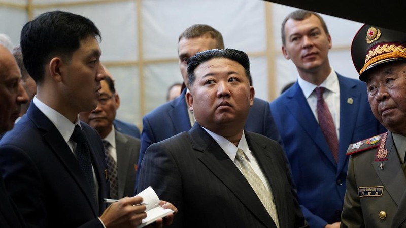 Kim Jong-un, pemimpin Korea Utara (Korut), telah diperlihatkan tiga pesawat pengebom (bomber) nuklir strategis Angkatan Udara Rusia di lapangan terbang Knevichi di Primorye, Sabtu (16/9/2023). (via REUTERS/RUSSIAN DEFENCE MINISTRY)