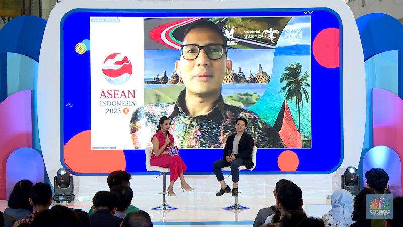 Entrepreneur Theo Derick berbagi pengalaman dalam acara Investment Expo 2023 di Central Park Mall, Jakarta, Sabtu (16/9/2023). (CNBC Indonesia/Faisal Rahman)