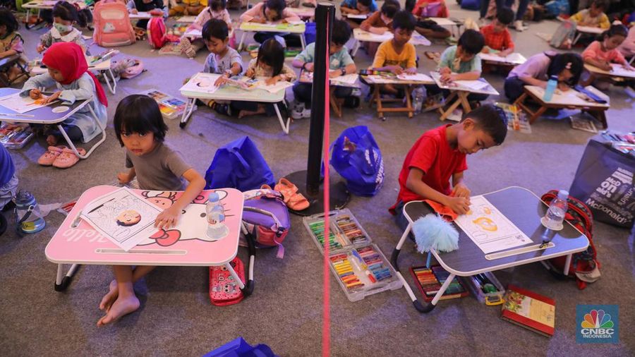 Sejumlah anak mengikuti lomba mewarnai saat berlangsungnya acara Investment Expo 2023 di Central Park Mall, Jakarta, Sabtu (16/9/2023). (CNBC Indonesia/Faisal Rahman)