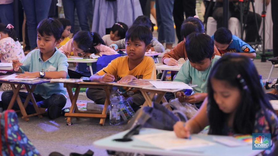 Sejumlah anak mengikuti lomba mewarnai saat berlangsungnya acara Investment Expo 2023 di Central Park Mall, Jakarta, Sabtu (16/9/2023). (CNBC Indonesia/Faisal Rahman)