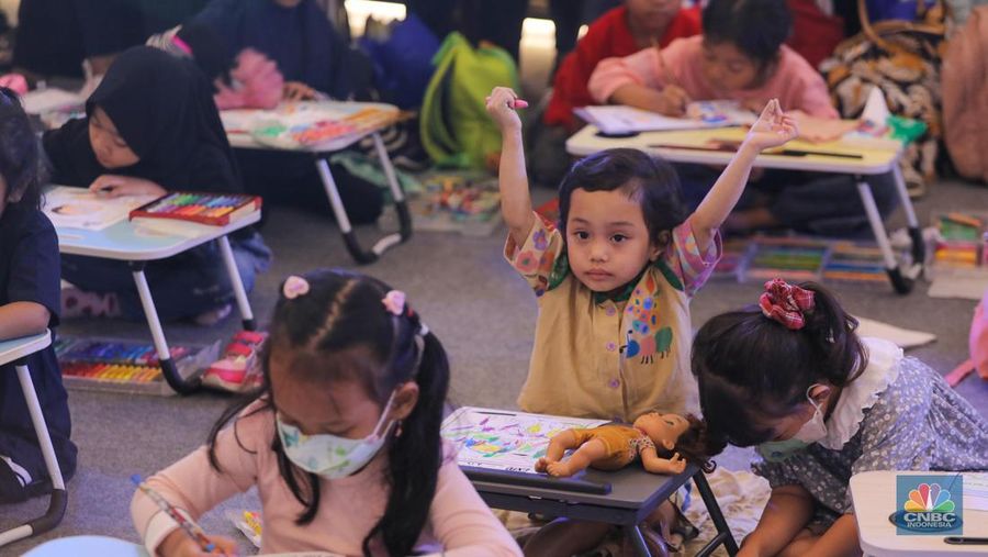 Sejumlah anak mengikuti lomba mewarnai saat berlangsungnya acara Investment Expo 2023 di Central Park Mall, Jakarta, Sabtu (16/9/2023). (վ/Faisal Rahman)