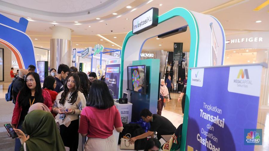 Suasana booth Investasiku di acara Investment Expo 2023 di Central Park Mall, Jakarta, Sabtu (16/9/2023). (CNBC Indonesia/Faisal Rahman)