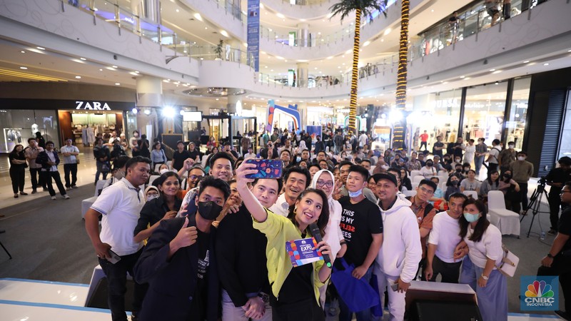 Suasana pengunjung memadati acara Investment Expo 2023 di Central Park Mall, Jakarta, Jum'at (15/9/2023). (CNBC Indonesia/Tri Susilo)