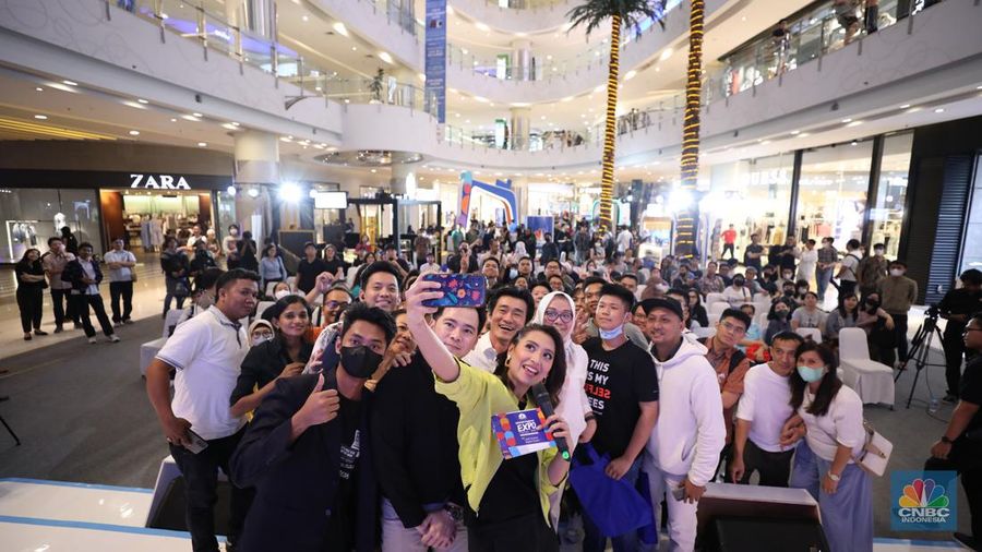 Suasana pengunjung memadati acara Investment Expo 2023 di Central Park Mall, Jakarta, Jum'at (15/9/2023). (CNBC Indonesia/Tri Susilo)