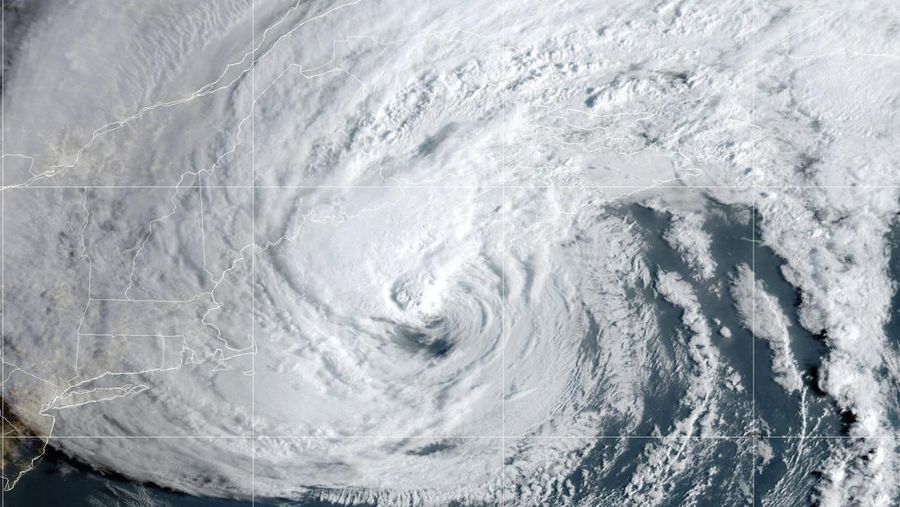 Citra satelit menunjukkan saat badai Siklon Tropis Lee mendekat ke  New England dan Kanada Timur. (NOAA via AP)