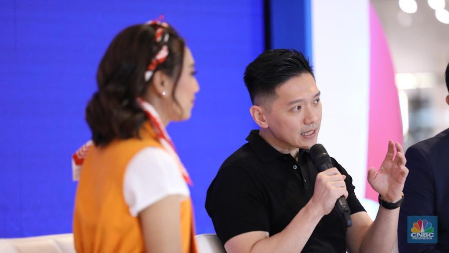 Enterpreneur Andrew Susanto saat berbincang berbagi pengalaman dalam acara Investment Expo 2023 di Central Park, Jakarta, Minggu (17/9/2023). (CNBC Indonesia/Tri Susilo)