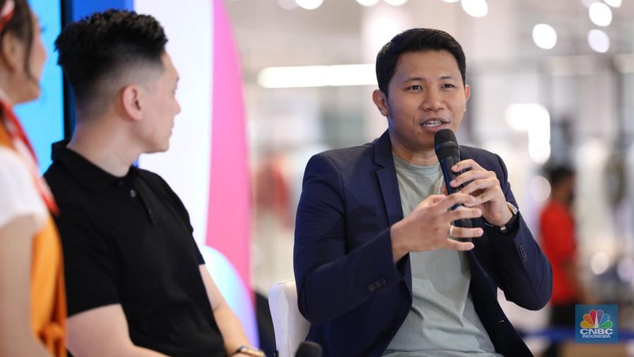 Financial Expert CNBC Indonesia Aulia Akbar saat berbincang berbagi pengalaman dalam acara Investment Expo 2023 di Central Park, Jakarta, Minggu (17/9/2023). (CNBC Indonesia/Tri Susilo)