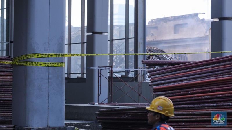 Kondisi atap bangunan pasca kebakaran yang melanda Museum Nasional, Jakarta, Minggu (17/9/2023). (CNBC Indonesia/Faisal Rahman)