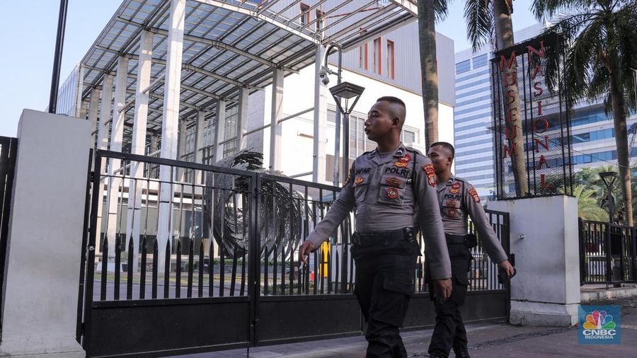 Kondisi atap bangunan pasca kebakaran yang melanda Museum Nasional, Jakarta, Minggu (17/9/2023). (CNBC Indonesia/Faisal Rahman)