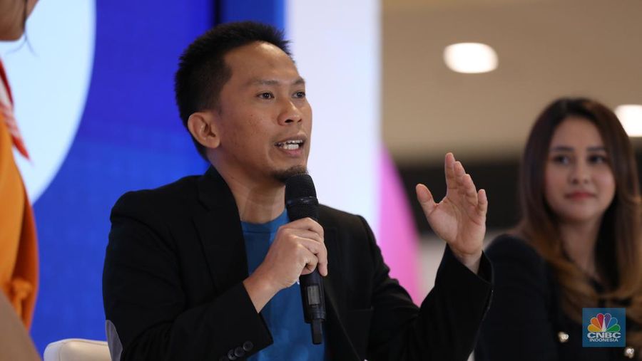 Marketing Communication Manager, UBPP Logam Mulia, PT ANTAM TBK. Abdul Muluk saat berbincang berbagi pengalaman dalam acara Investment Expo 2023 di Central Park, Jakarta, Minggu (17/9/2023). (CNBC Indonesia/Tri Susilo)