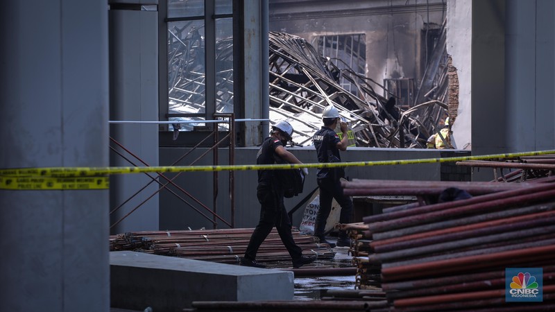 Petugas pemadam kebakaran melakukan penyisiran usai kebakaran yang melanda Museum Nasional, Jakarta, Minggu (17/9/2023). Petugas pemadam kebakaran melakukan penyisiran usai kebakaran yang melanda Museum Nasional, Jakarta, Minggu (17/9/2023). (CNBC Indonesia/Faisal Rahman)