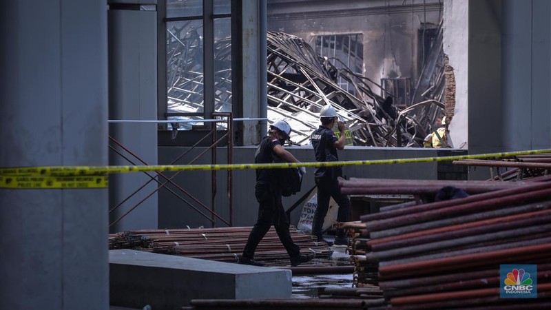 Petugas pemadam kebakaran melakukan penyisiran usai kebakaran yang melanda Museum Nasional, Jakarta, Minggu (17/9/2023). (CNBC Indonesia/Faisal Rahman)