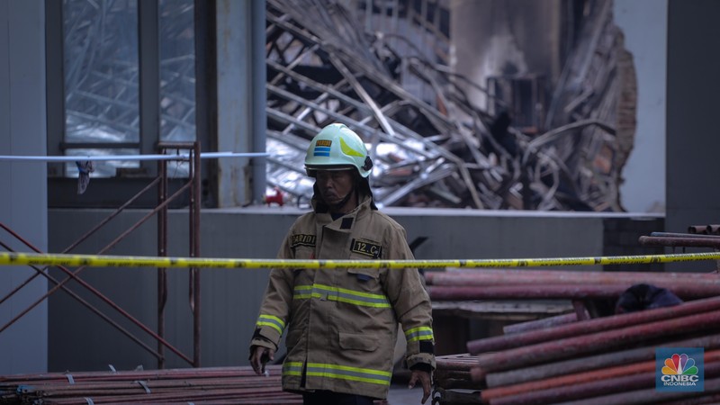 Petugas pemadam kebakaran melakukan penyisiran usai kebakaran yang melanda Museum Nasional, Jakarta, Minggu (17/9/2023). Petugas pemadam kebakaran melakukan penyisiran usai kebakaran yang melanda Museum Nasional, Jakarta, Minggu (17/9/2023). (CNBC Indonesia/Faisal Rahman)