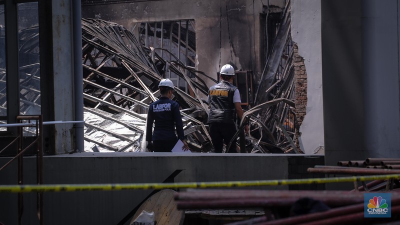 Petugas pemadam kebakaran melakukan penyisiran usai kebakaran yang melanda Museum Nasional, Jakarta, Minggu (17/9/2023). Petugas pemadam kebakaran melakukan penyisiran usai kebakaran yang melanda Museum Nasional, Jakarta, Minggu (17/9/2023). (CNBC Indonesia/Faisal Rahman)
